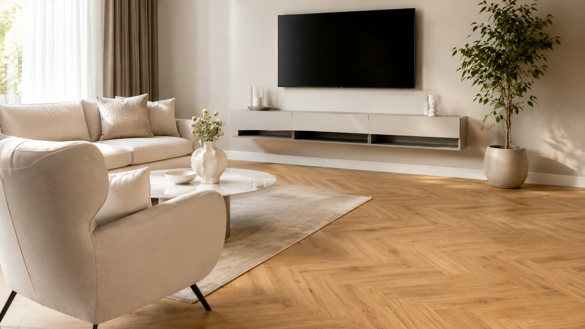 Wohnzimmer mit Fischgrät-Holzoptikboden in warmer Eiche