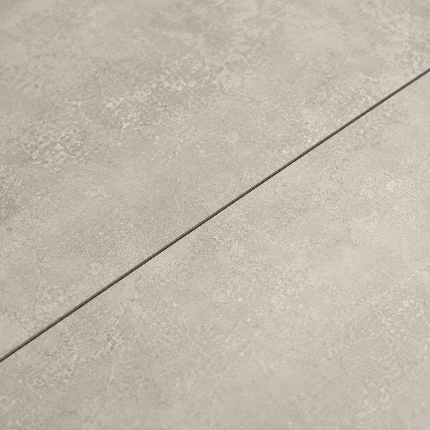 Betonoptik-Fliese in warmem Grau
