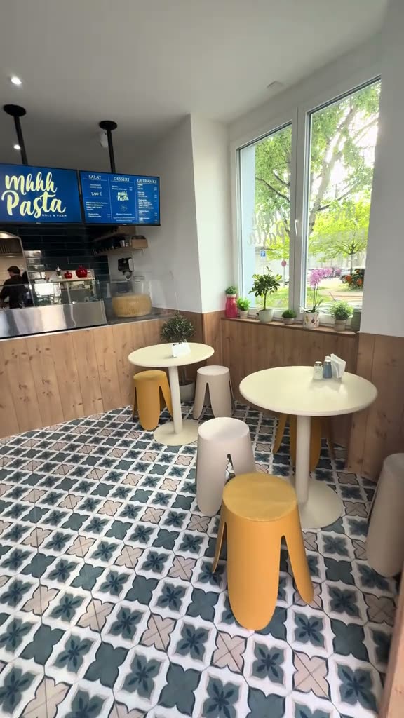 Pasta-Restaurant mit Ornament-Fliesenboden