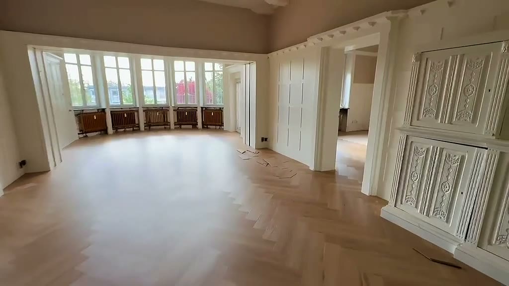 Altbau-Villa mit frisch verlegtem Fischgrät-Boden in Holzoptik